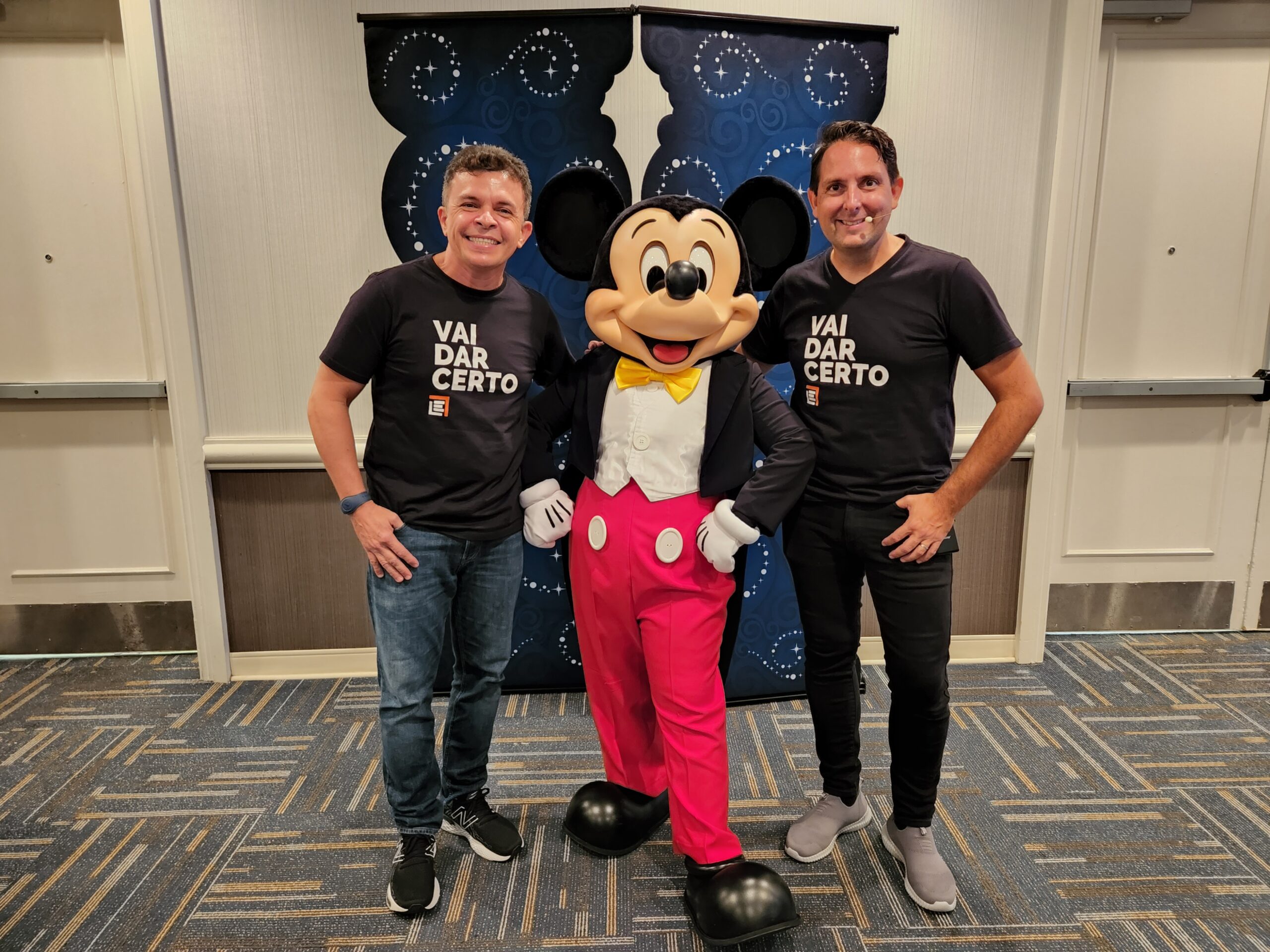 Elias Leite e Alexandre Slivnik apresentam método de liderança e desenvolvimento pessoal e profissional baseado na metodologia Disney, em evento no Teatro RioMar, neste sábado (27)