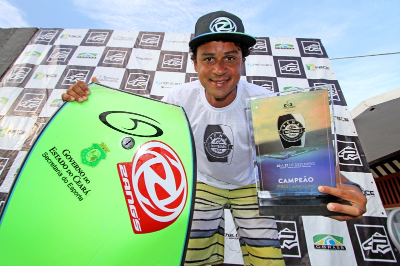 Shopping Iguatemi Bosque promove sessão de autógrafos com campeões mundiais de bodyboarding