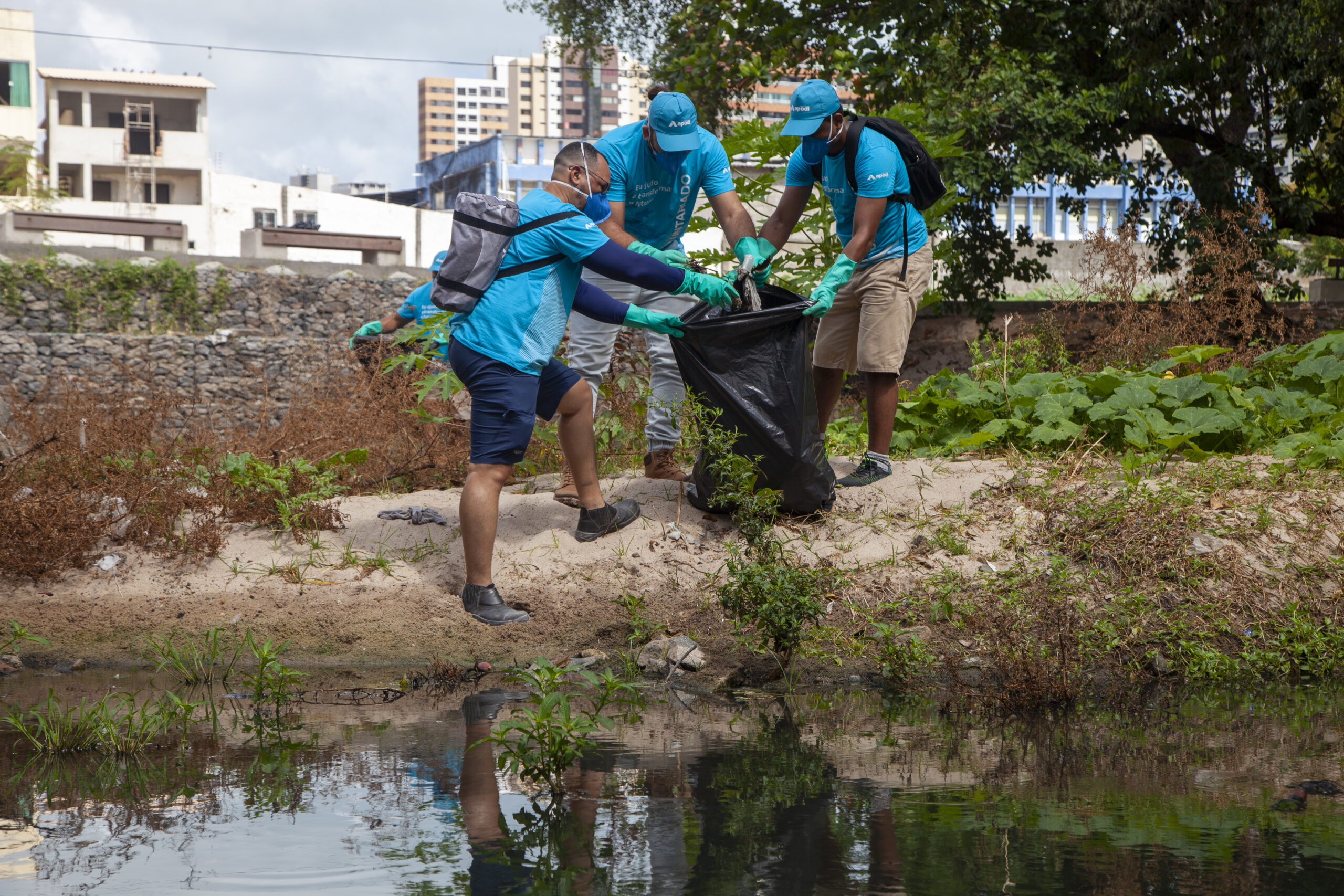 Voluntários da Cimento Apodi realizam limpeza de praias e comunidades em Fortaleza, Pecém e Quixeré