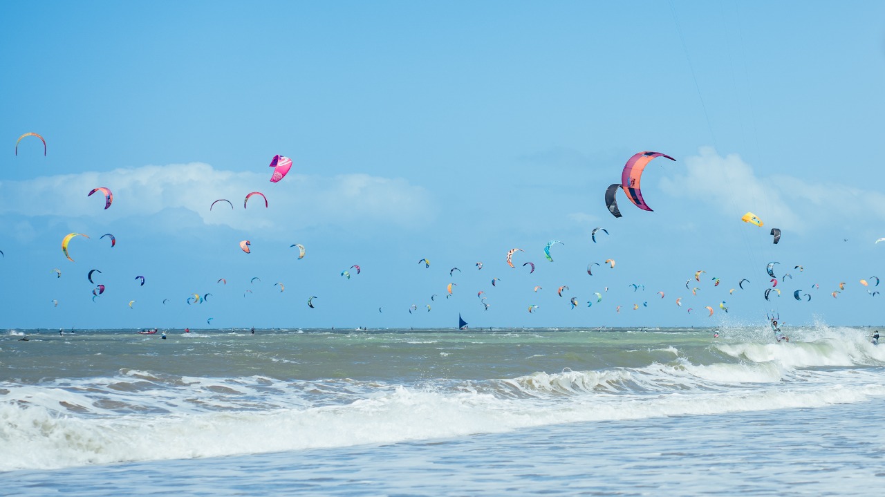 Winds For Future encerra edição com recorde global de 884 kitesurfistas no mar ao mesmo tempo 