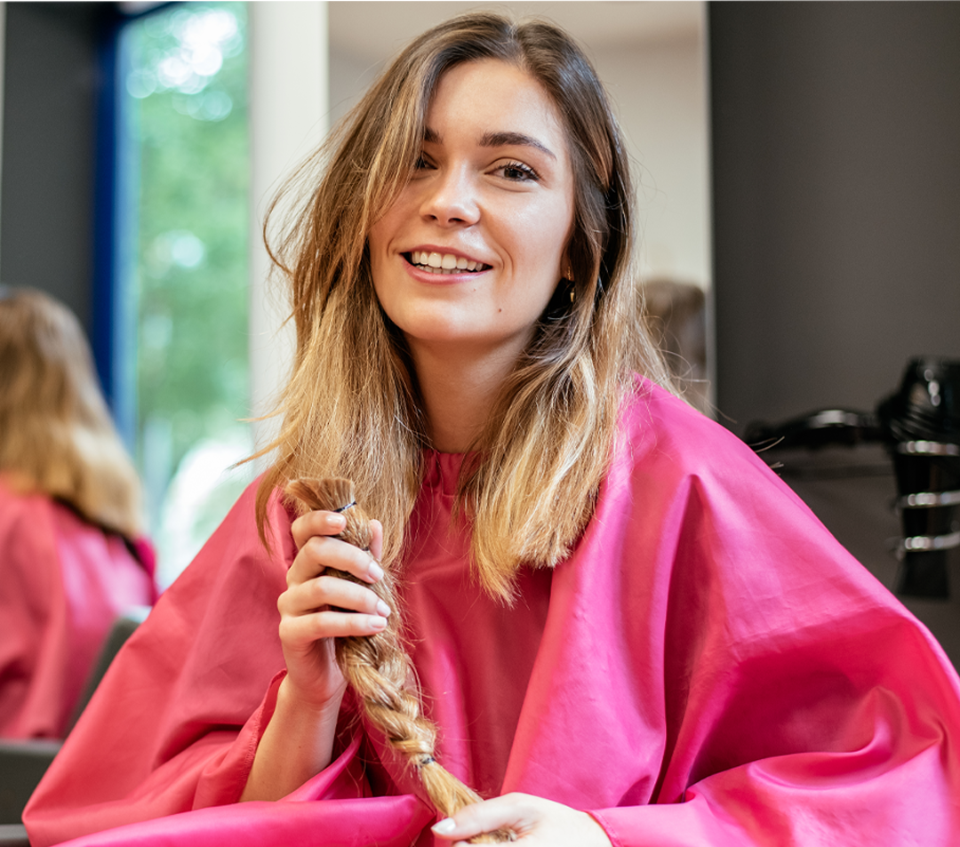 Outubro Rosa: Salão de shopping em Fortaleza faz corte de cabelo gratuito para doação de mechas a mulheres em tratamento de câncer