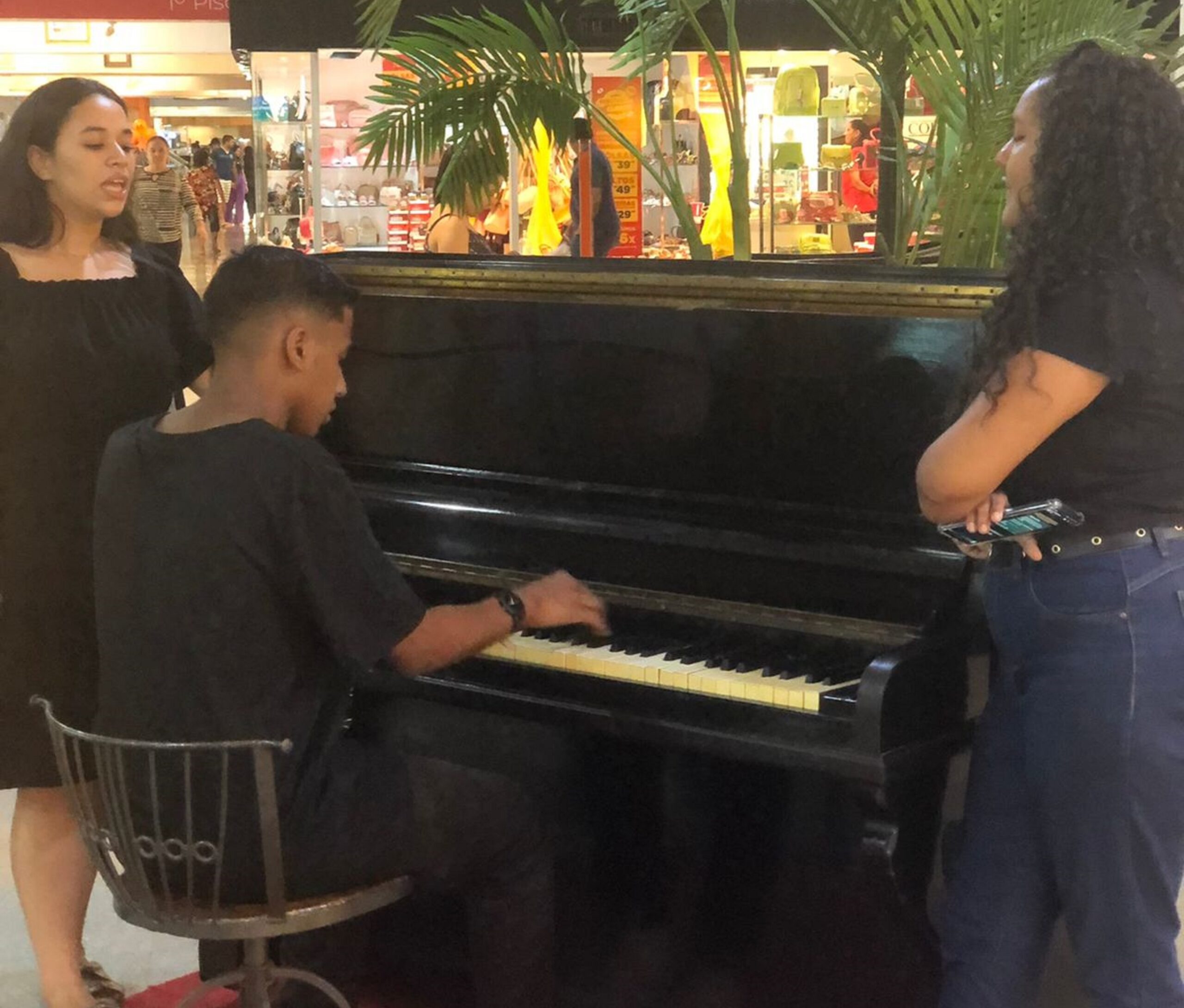 Para estimular arte e cultura, Shopping Benfica disponibiliza piano para uso do público