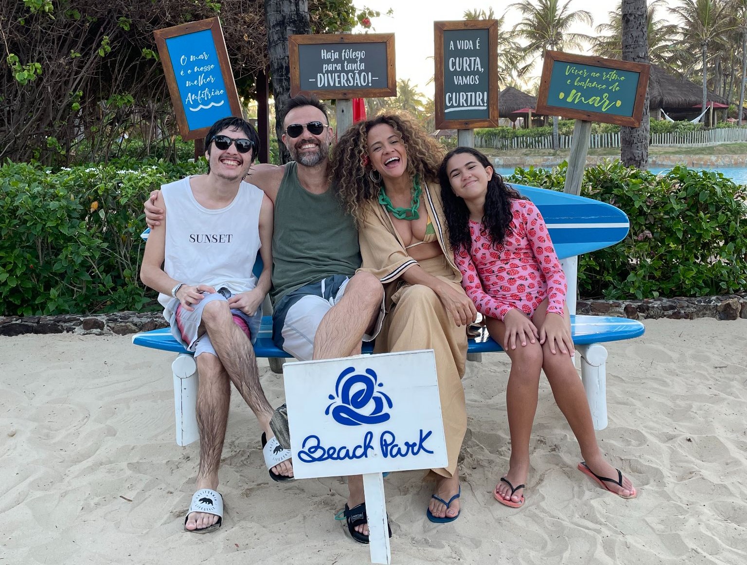 Aline Borges curte férias com a família no Beach Park