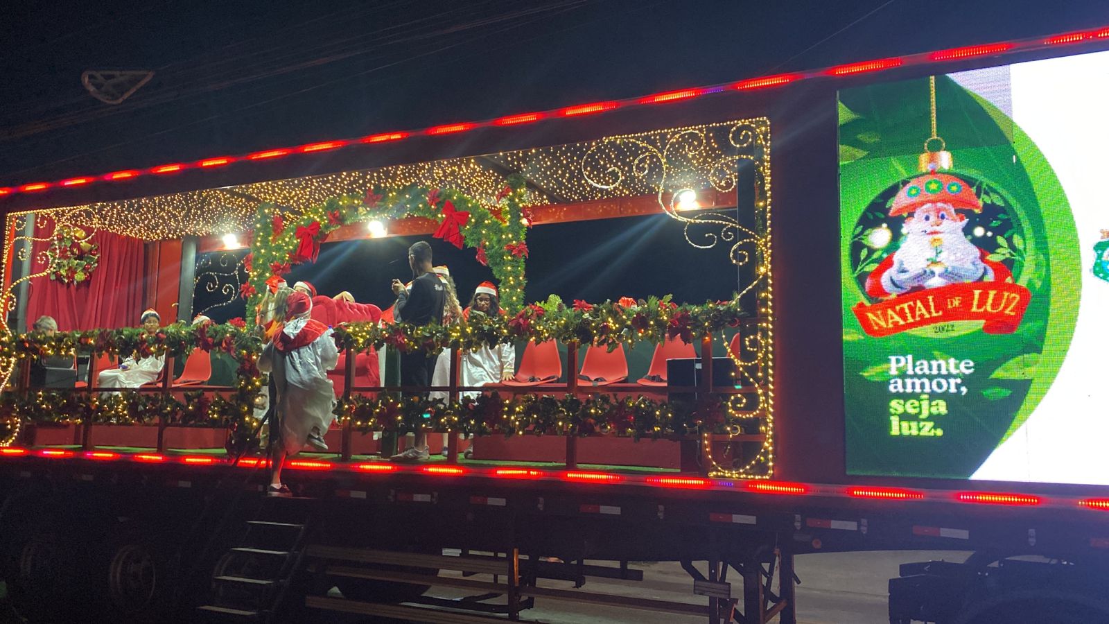 Coral Itinerante percorre bairros de Fortaleza levando a magia do Natal para perto do público de todas as idades