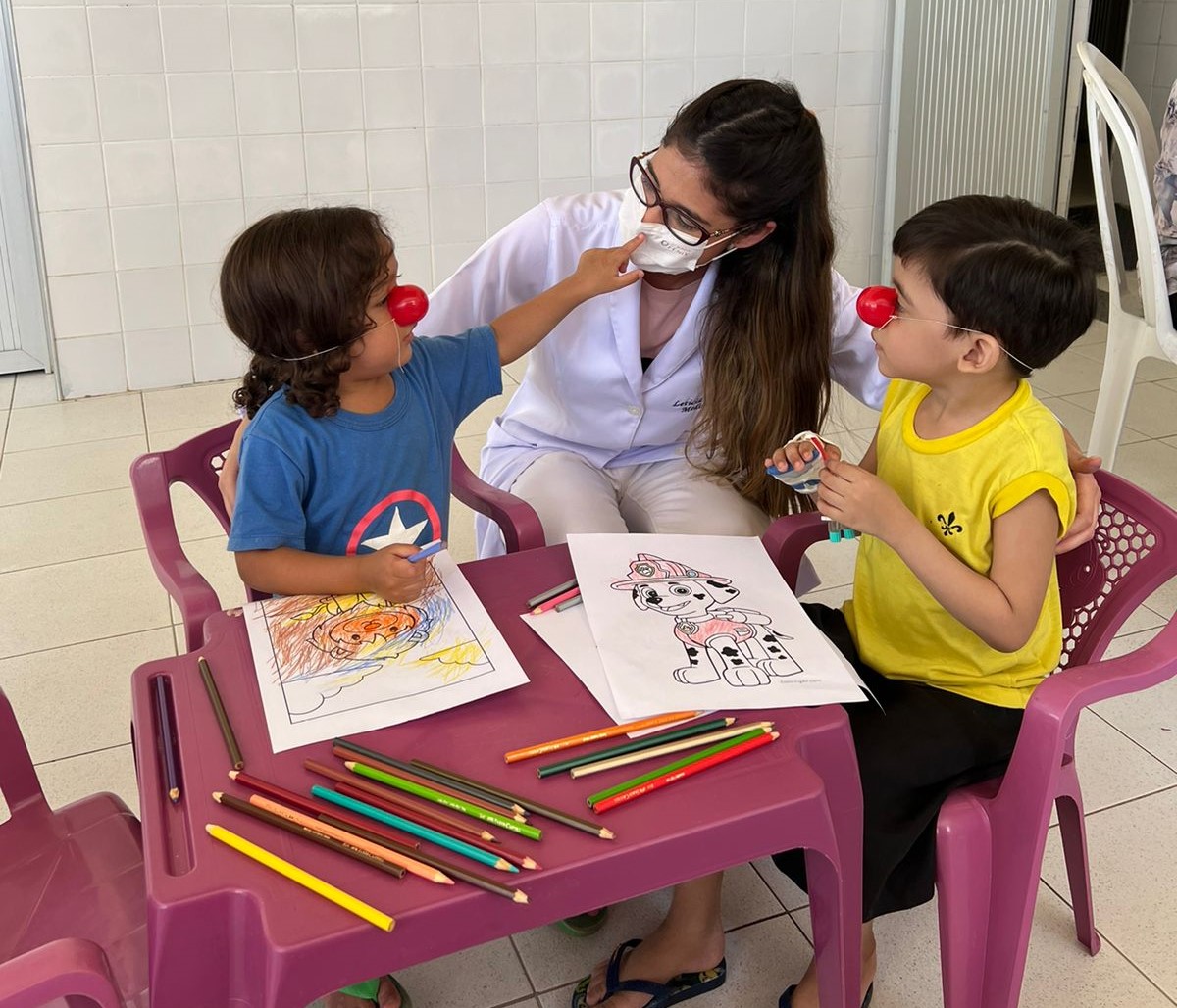 Alunos de medicina transformam tristeza em alegria de crianças internadas em hospital no interior do Ceará