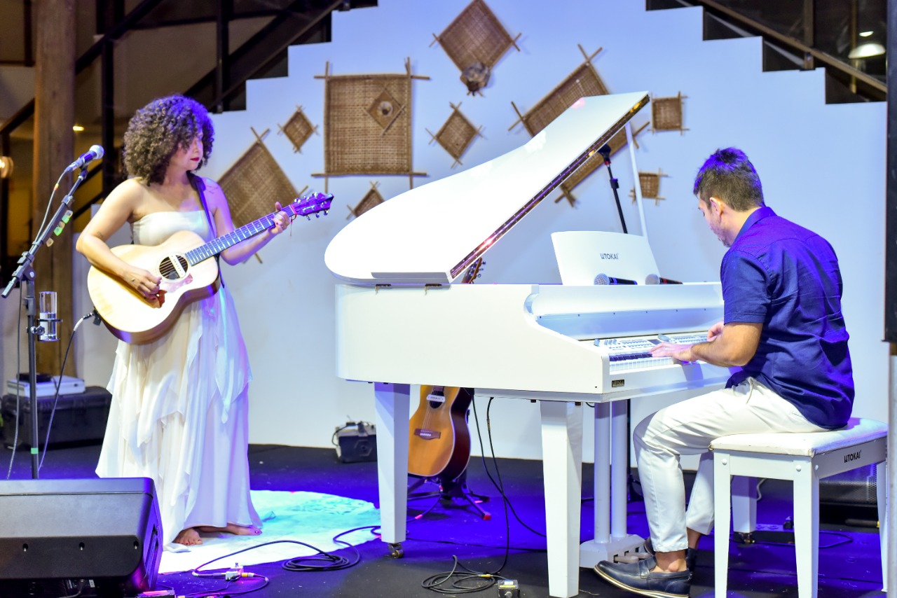 Com apresentação de Victor Costa, Roberta Campos realiza show no Porto das Dunas Praia Hotel