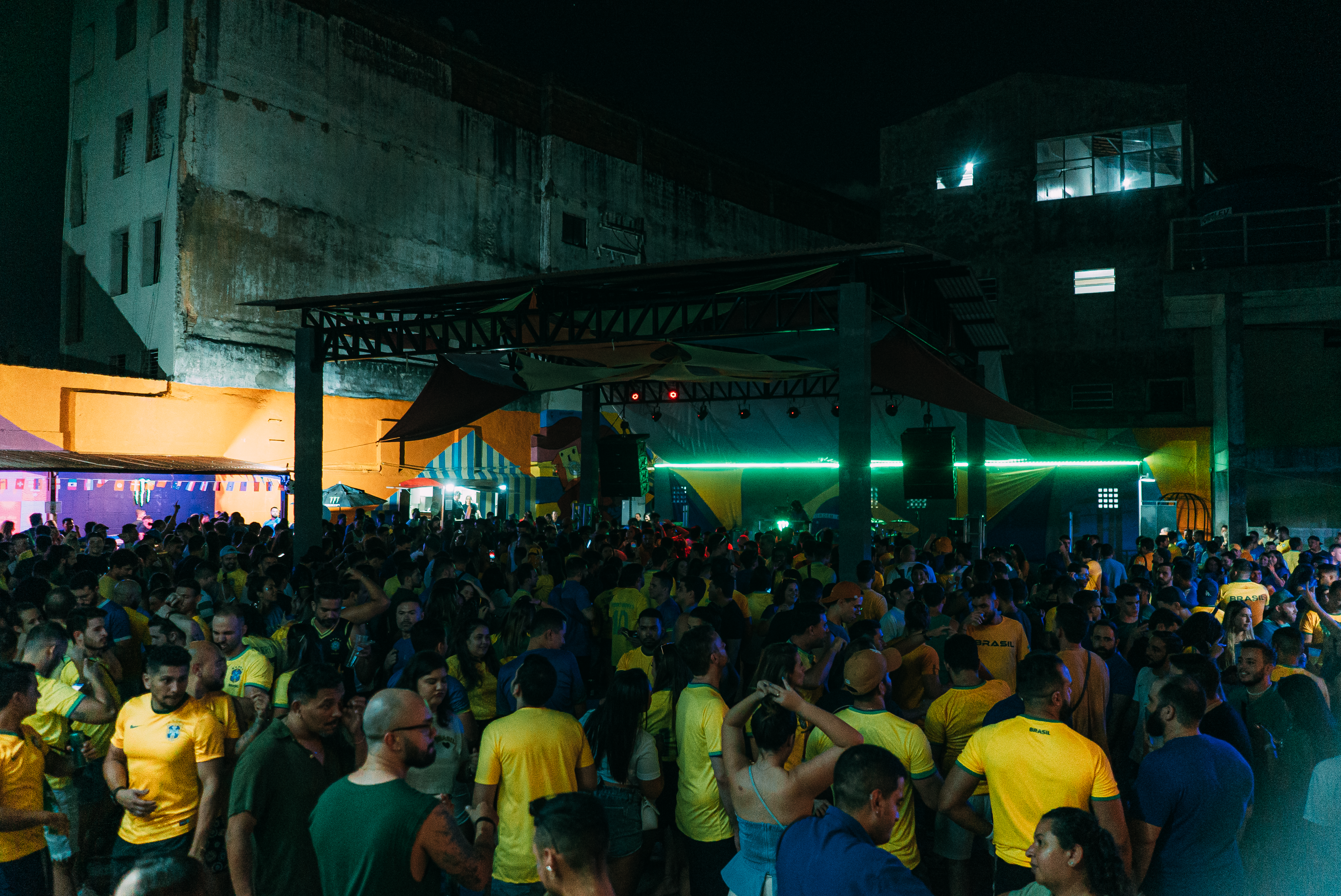 Selvagens à Procura de Lei e Camaleões do Vila unem-se para bloquinho de carnaval em evento de Copa do Mundo