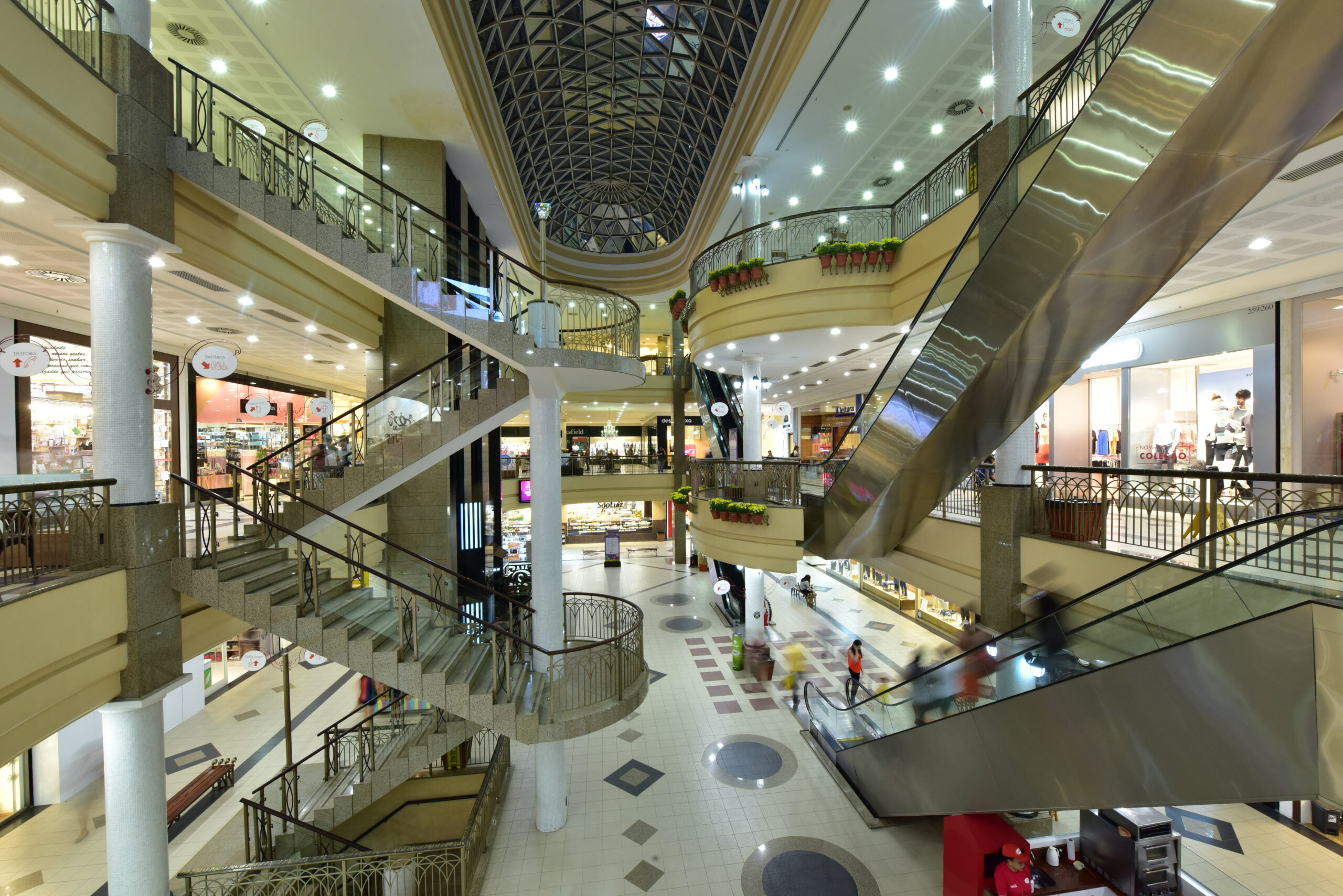 Feriado da Proclamação da República mantém lojas abertas em shopping da capital