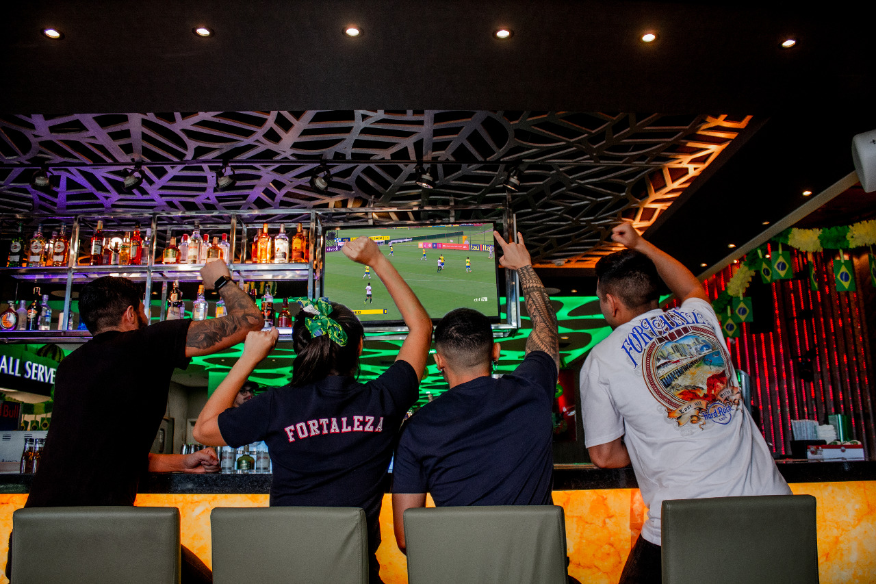 Copa do Mundo no Hard Rock Cafe: casa do rock aposta em um camarote vip com muita vibração, menu exclusivo, chopp gelado e caipirinha por R$ 5,90 e R$ 14,90