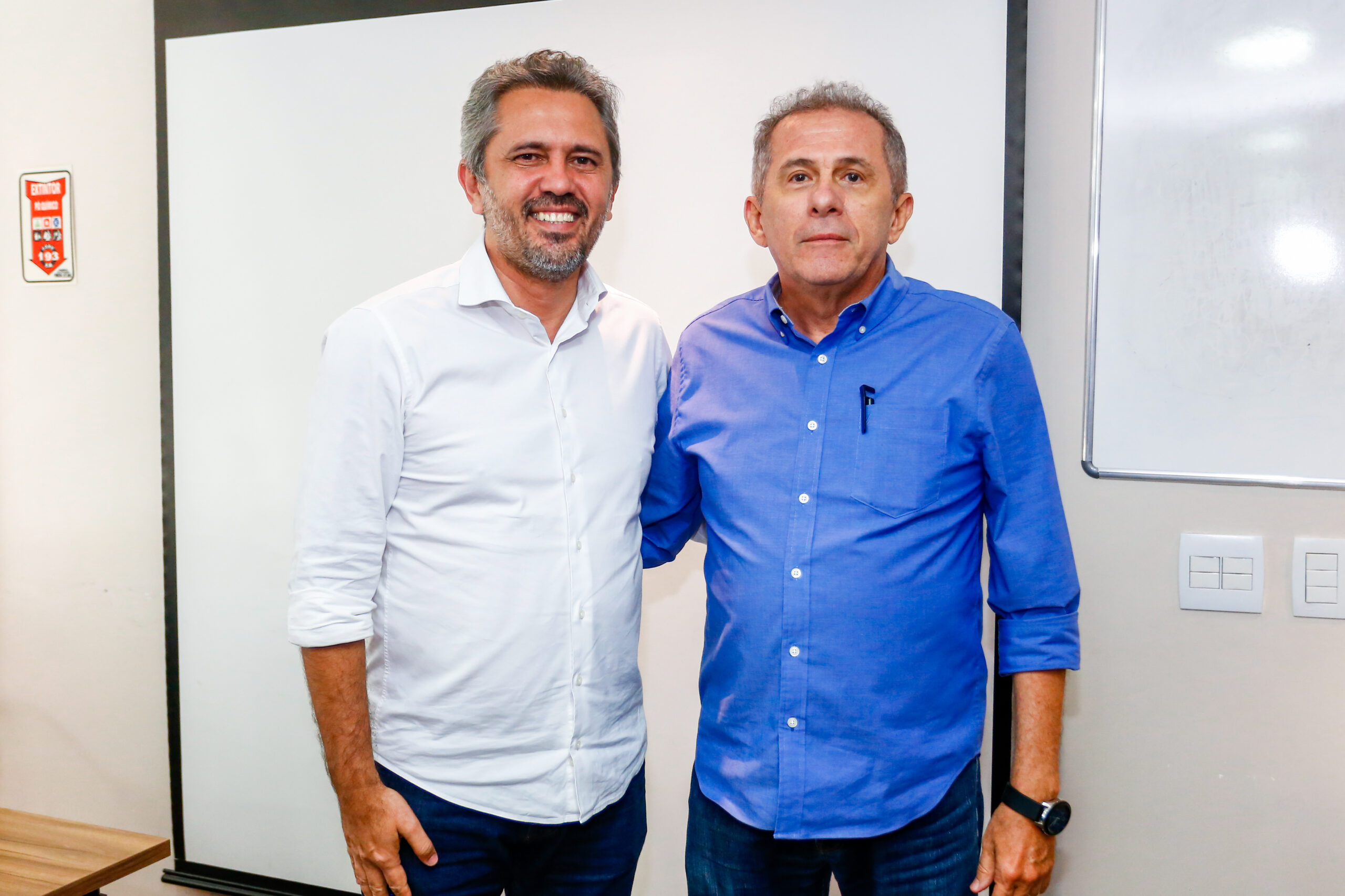 Elmano de Freitas visita a sede do Sindipostos-CE e dialoga com a classe