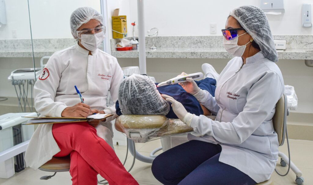 Clínica Escola de Odontologia da UniAteneu implanta atendimentos em diferentes especialidades