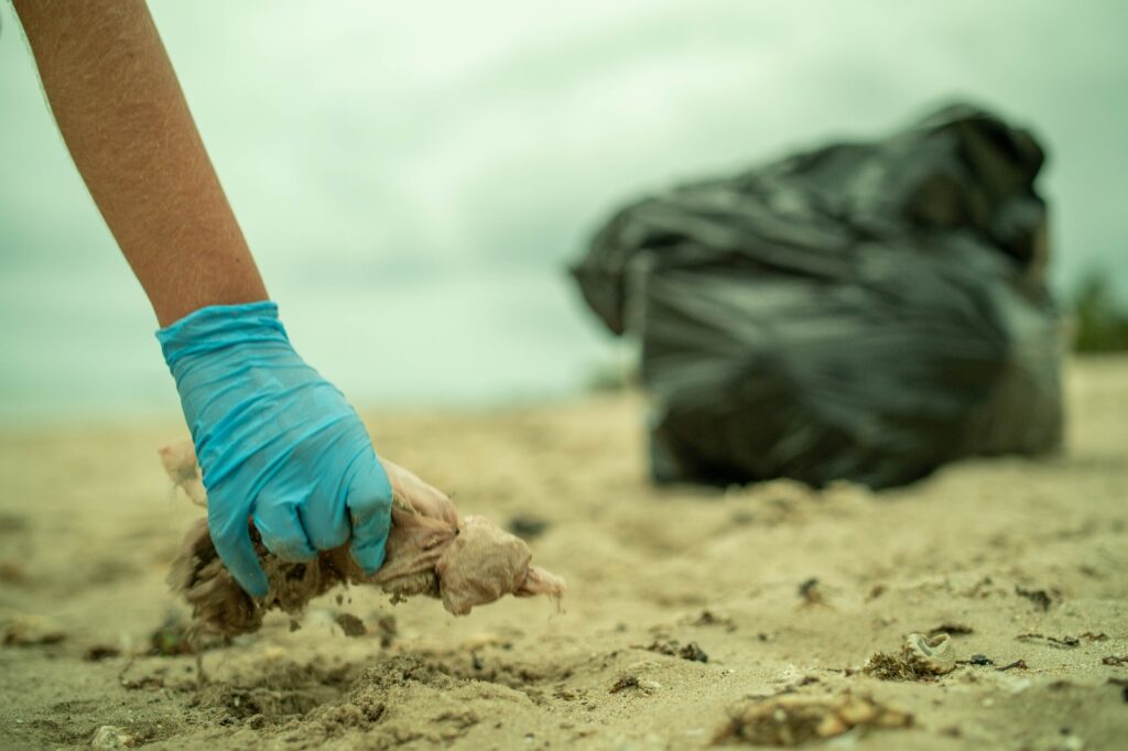 Almai Cumbuco realiza ação de limpeza da praia