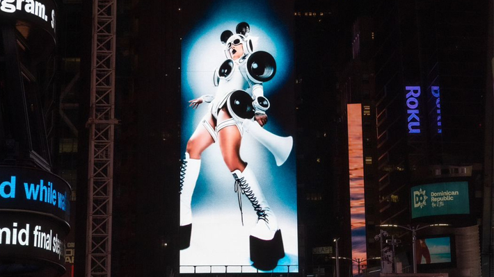 Gloria Groove é destaque internacional com capa de Futuro Fluxo estampada na Times Square 