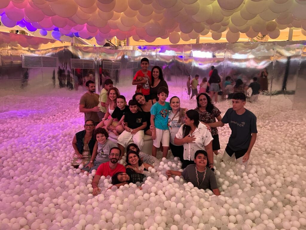 Iguatemi Bosque recebe crianças da Associação Fortaleza Azul para sessão no Balloon Experience