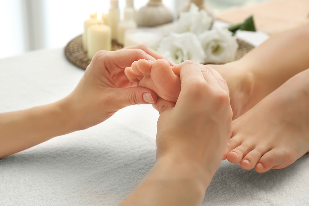 Especialista explica os benefícios do spa das mãos e pés