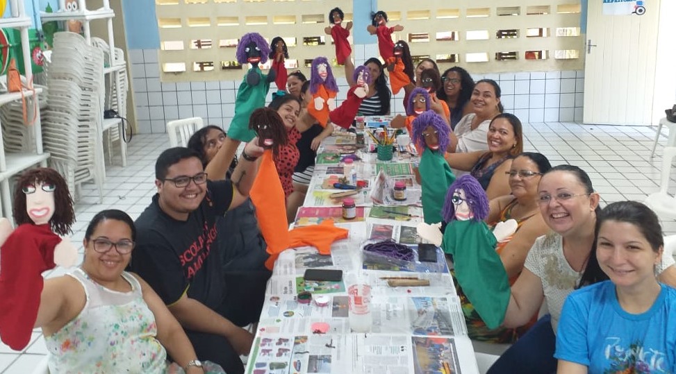 A Escola de Mamulengo apresenta o teatro de bonecos como um recurso pedagógico eficaz e inclusivo