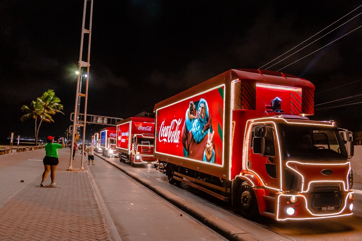 Caravana Iluminada de Natal chega ao Shopping Iguatemi Fortaleza e traz o  urso da Coca-Cola -