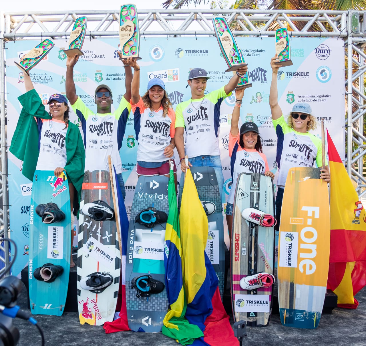 Cearense Mikaili Sol e Colombiano Valentin Rodriguez levam os títulos de campeões do SuperKite Brasil 2019