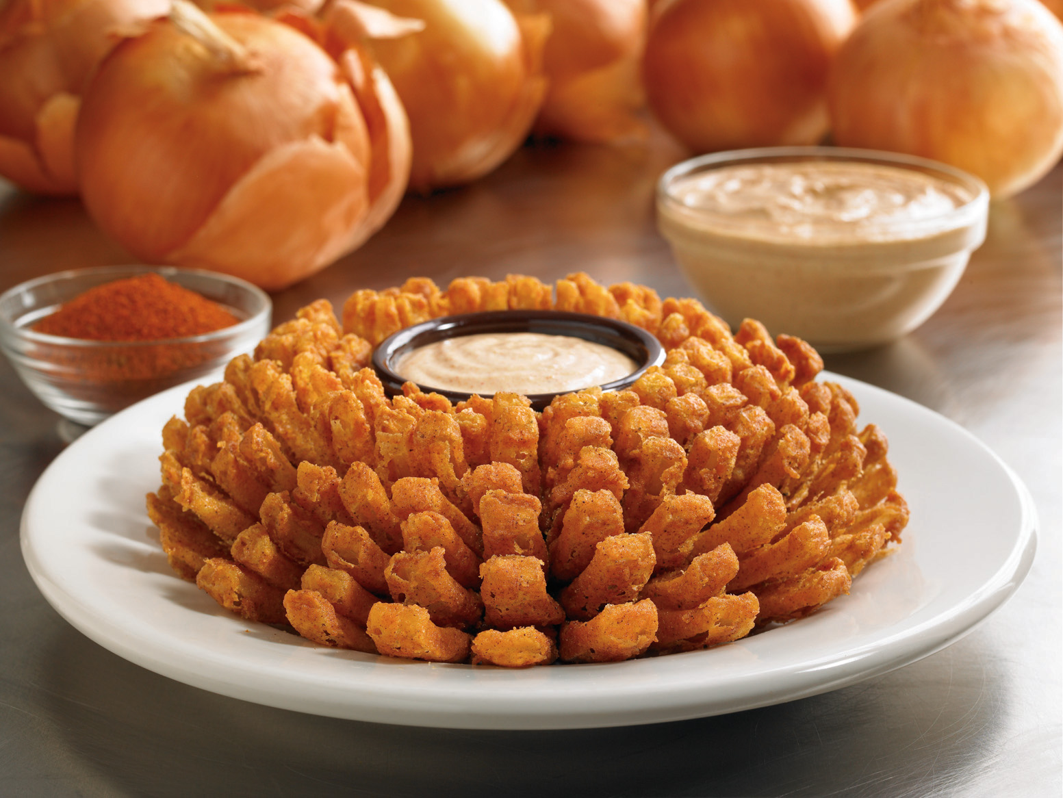 Outback presenteia clientes com sua icônica cebola Bloomin’ Onion