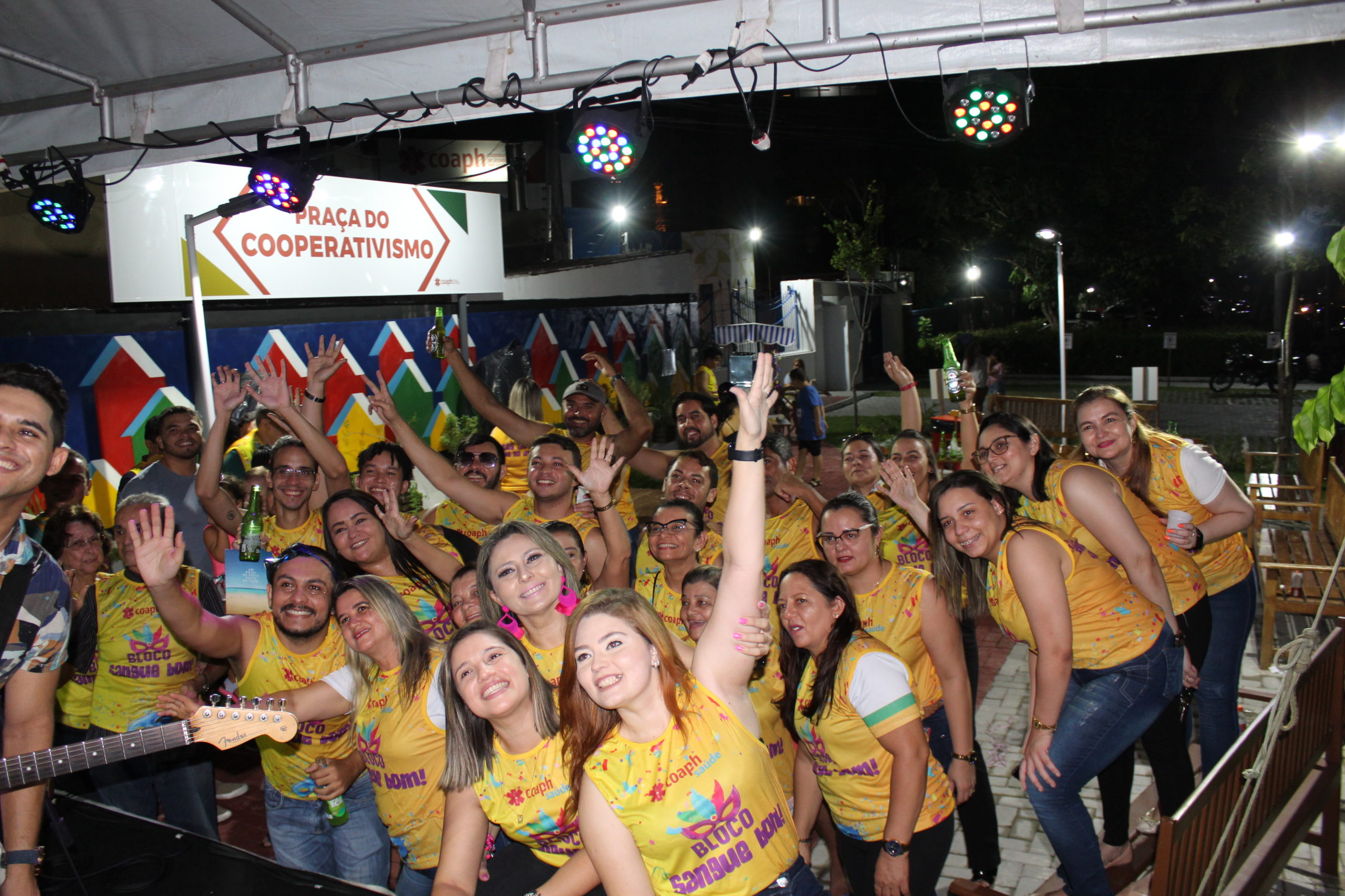 Aberto ao público, pré-carnaval da COAPH recebe a cantora Eloiza Moraes na Praça do Cooperativismo