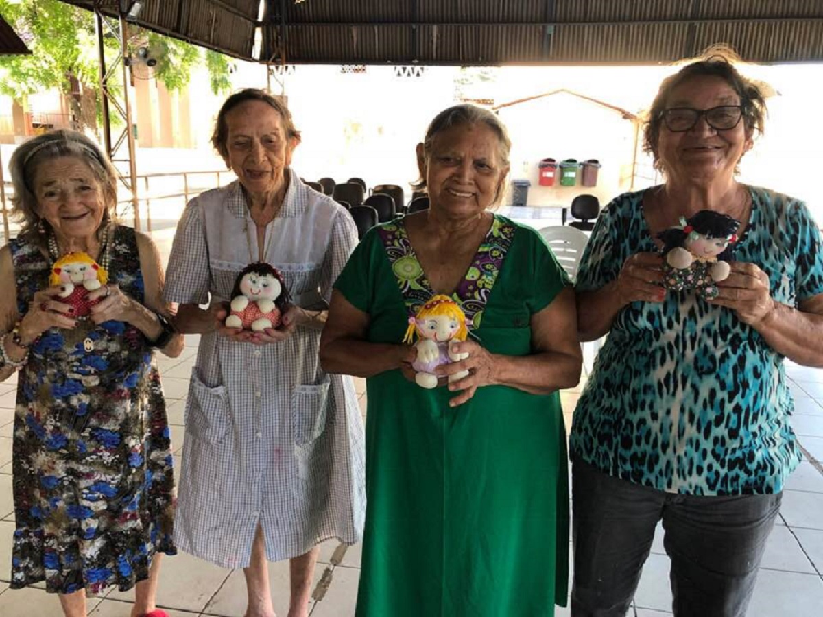 Idosos do Lar Torres de Melo recebem crianças para encontro intergeracional