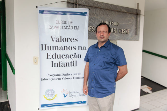 Igor Queiroz Barroso recebe Comenda em Horizonte (CE) por projeto Valores Humanos na Educação Infantil