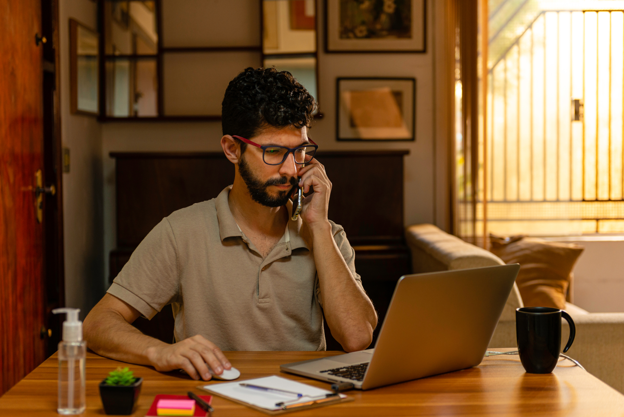 Trabalhadores em home office devem adotar cuidados para evitar dores e lesões, recomenda SBOT-CE