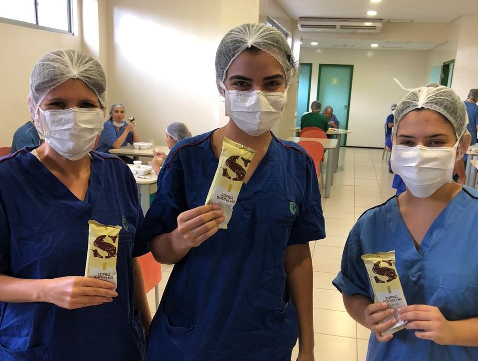 Pardal distribui picolés para profissionais do Hospital Leonardo da Vinci no Dia das Mães