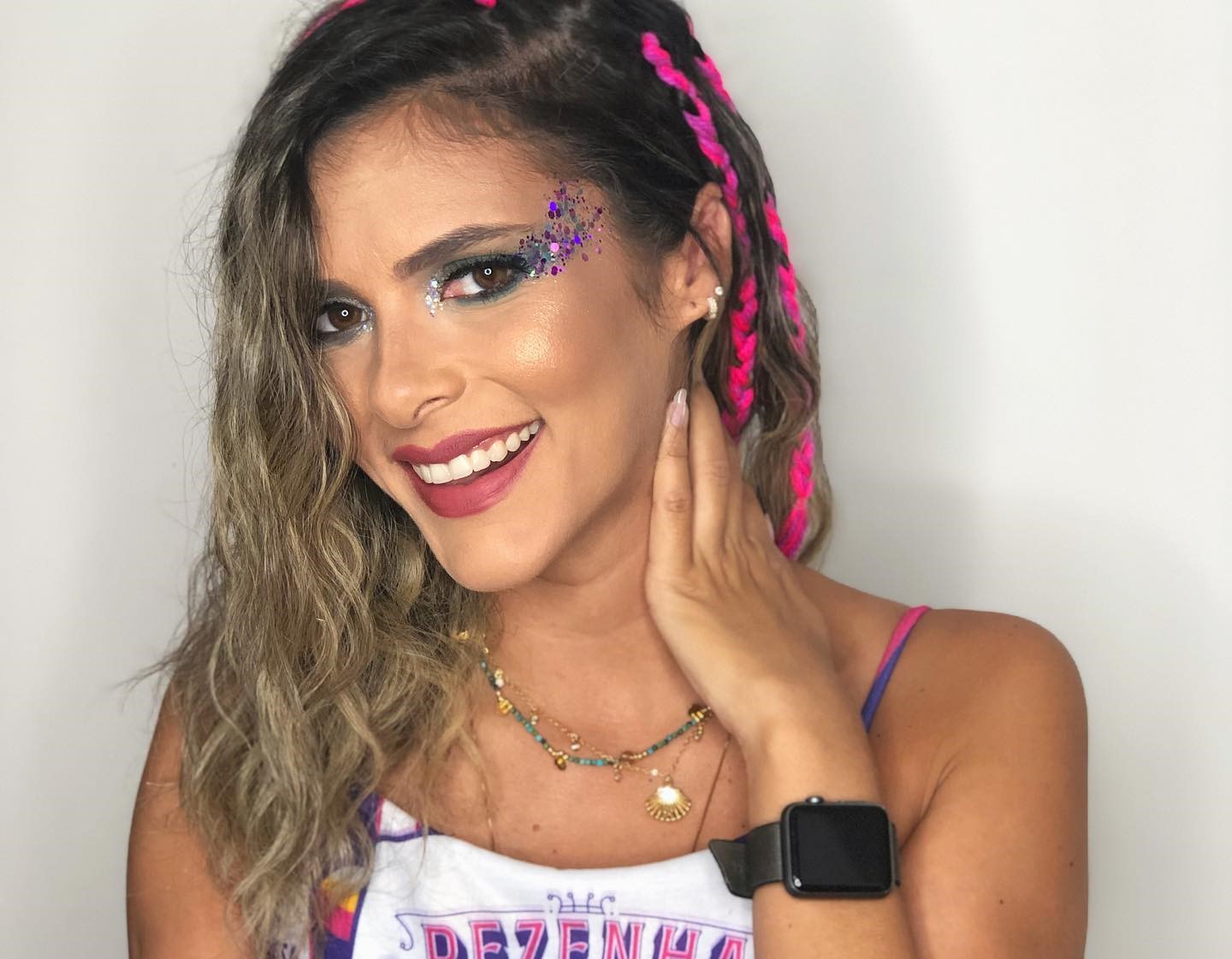 Influencer Mila Costa lança canal no YouTube