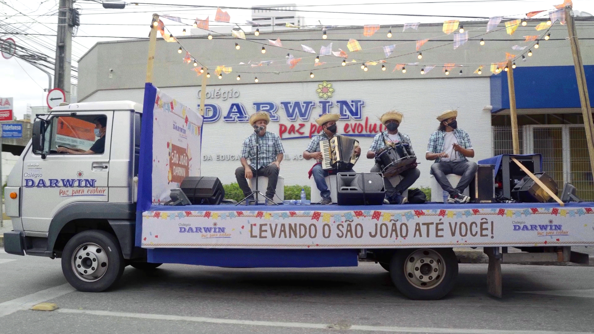 Escola da capital cearense faz apresentação itinerante e alusiva às festas juninas