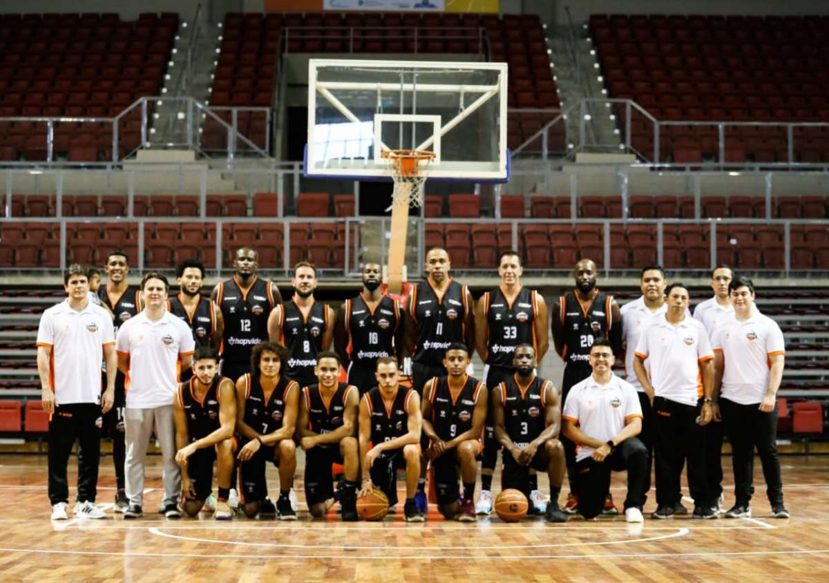 Basquete Cearense entrega uniformes personalizados em homenagem a profissionais da saúde na linha de frente da Covid-19