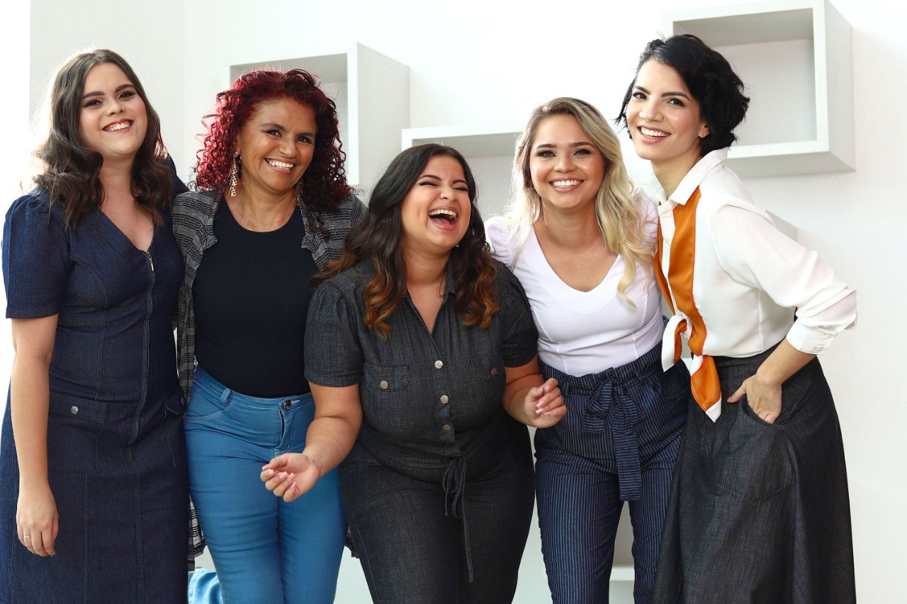 Estilo Feitiço lança campanha com colaboradoras sobre a versatilidade do jeans