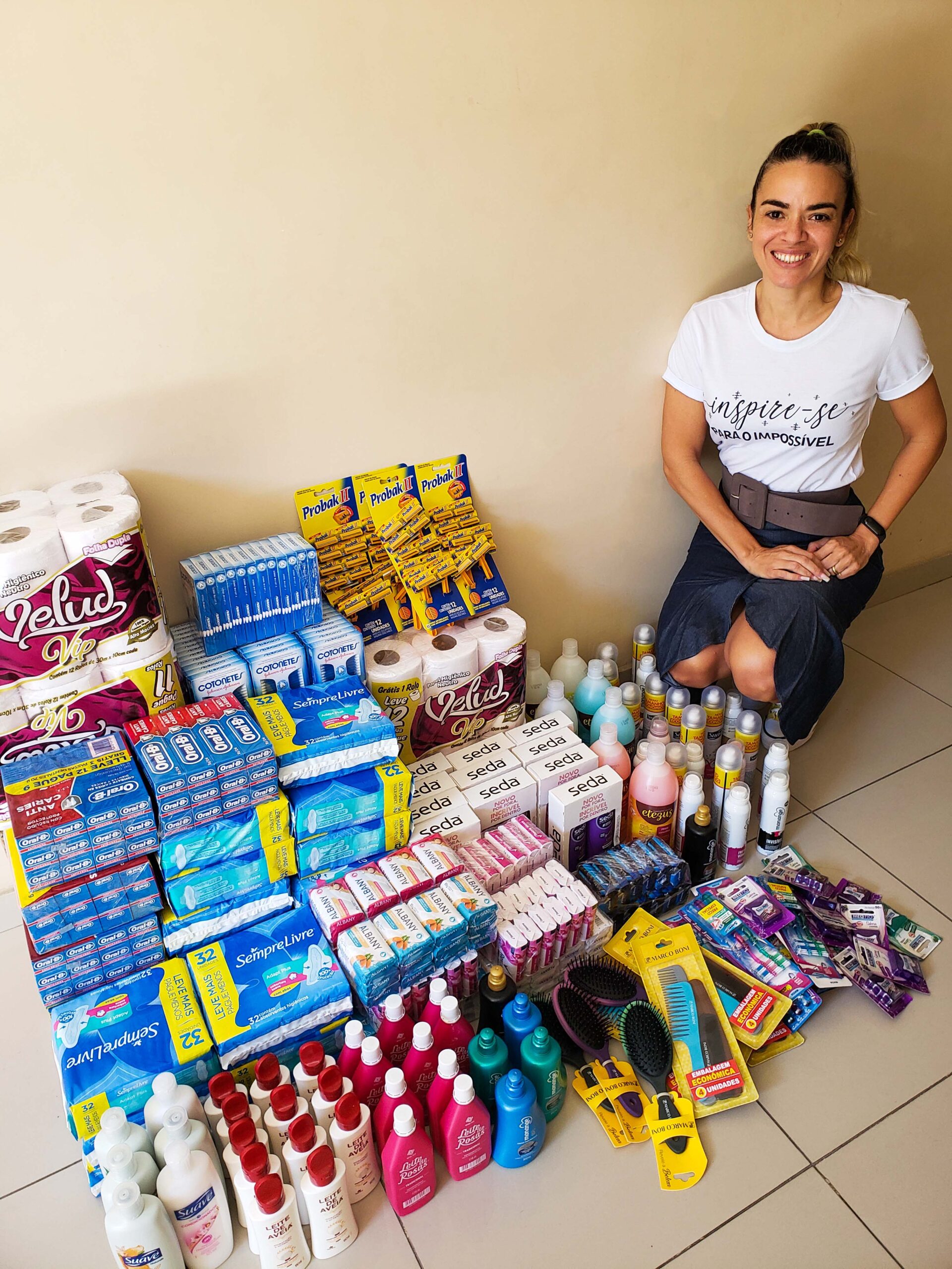 Estilo Feitiço realiza entrega de material de higiene pessoal para instituição dedicada à mulher