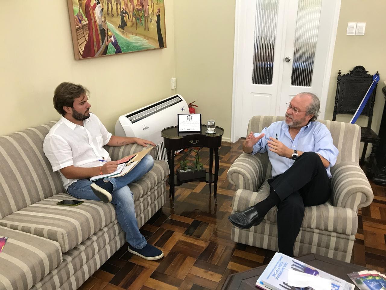 Reitor da UFC discute modelos de educação e pontua valorização do professor durante diálogo com Cláudio Nelson