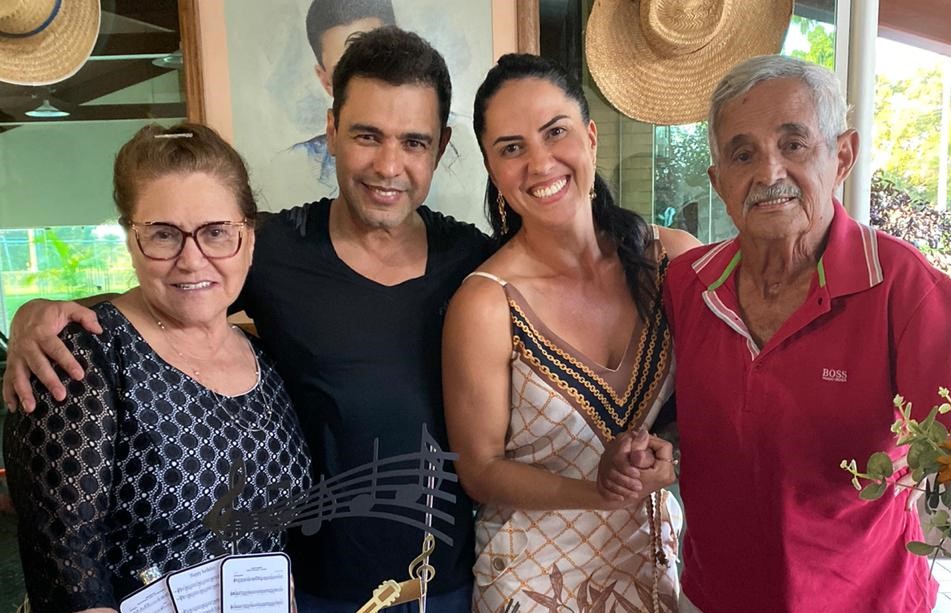 Zezé Di Camargo comemora a aniversário ao lado da família- Com os pais Francisco e Helena, o cantor festeja mais um ano de vida