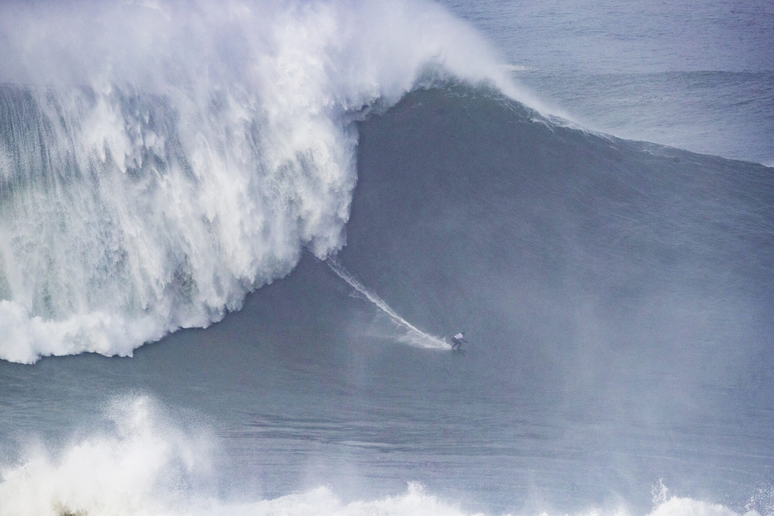 Maya Gabeira estabelece novo recorde mundial e vence o Cbdmd Xxl Biggest Wave Award