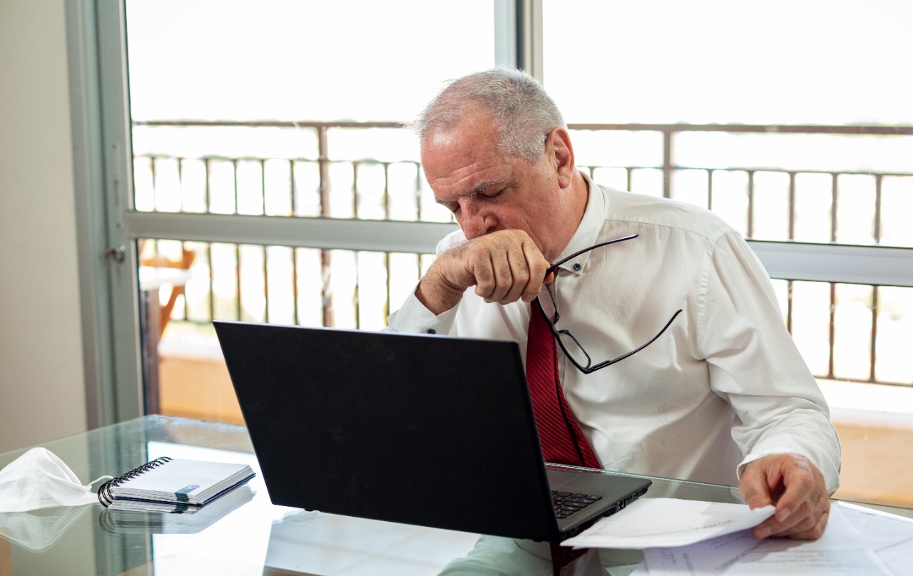 Oftalmologista lista cinco dicas para reduzir o cansaço visual e prevenir o surgimento de doenças oculares