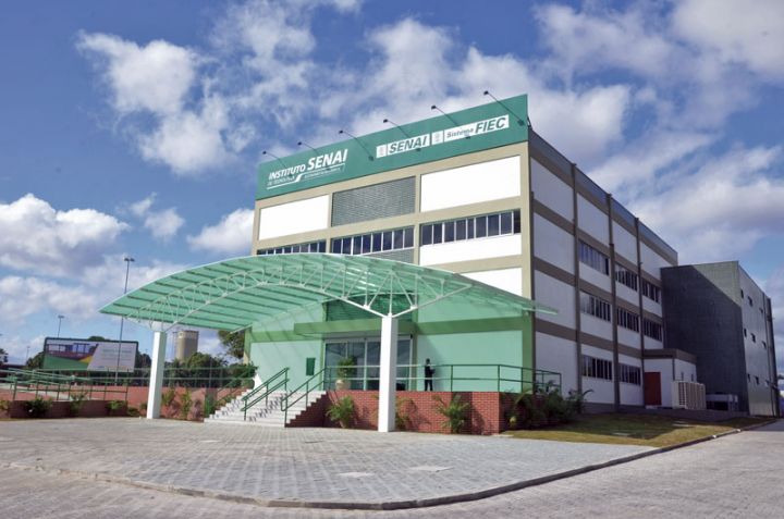 Sindialimentos e Senai promovem visita a instituto em Maracanaú