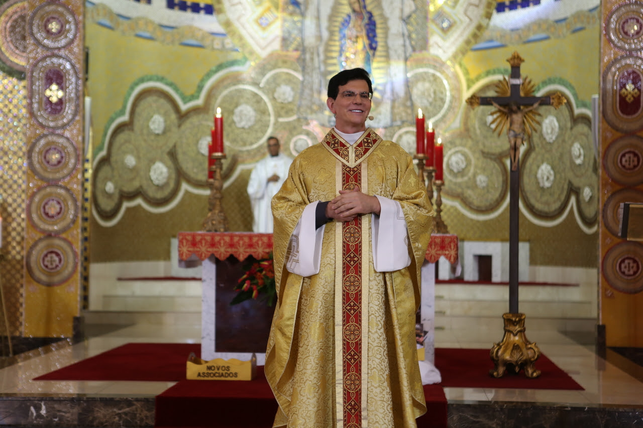 Conheça o significado dos movimentos que realizamos durante a missa