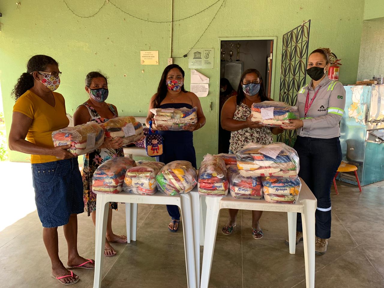 Voluntariado da Cimento Apodi faz entrega de cestas básicas a 43 famílias do Pecém e Caucaia