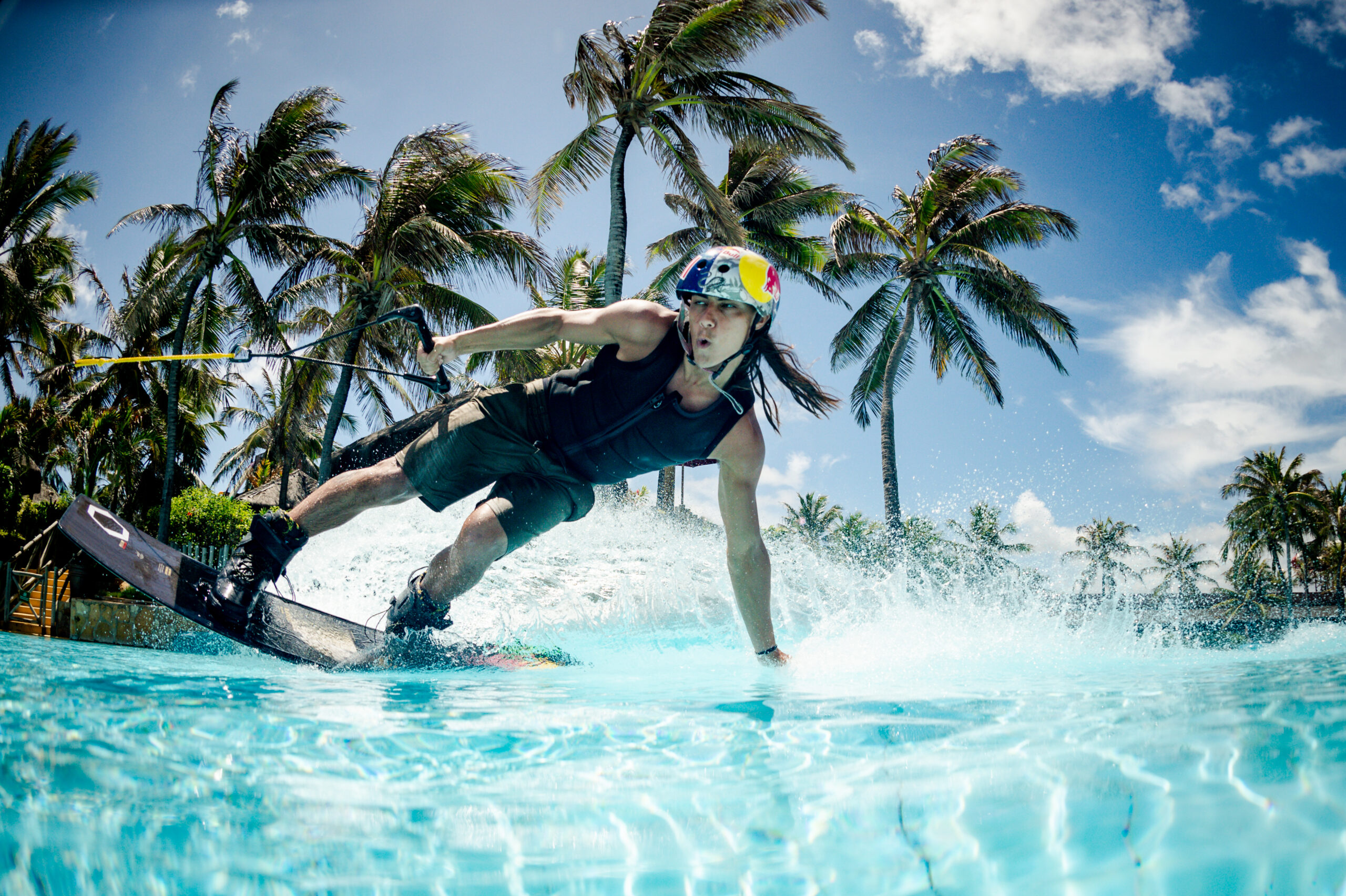 Inédito! Brasileiro transforma Beach Park em arena de wakeboard