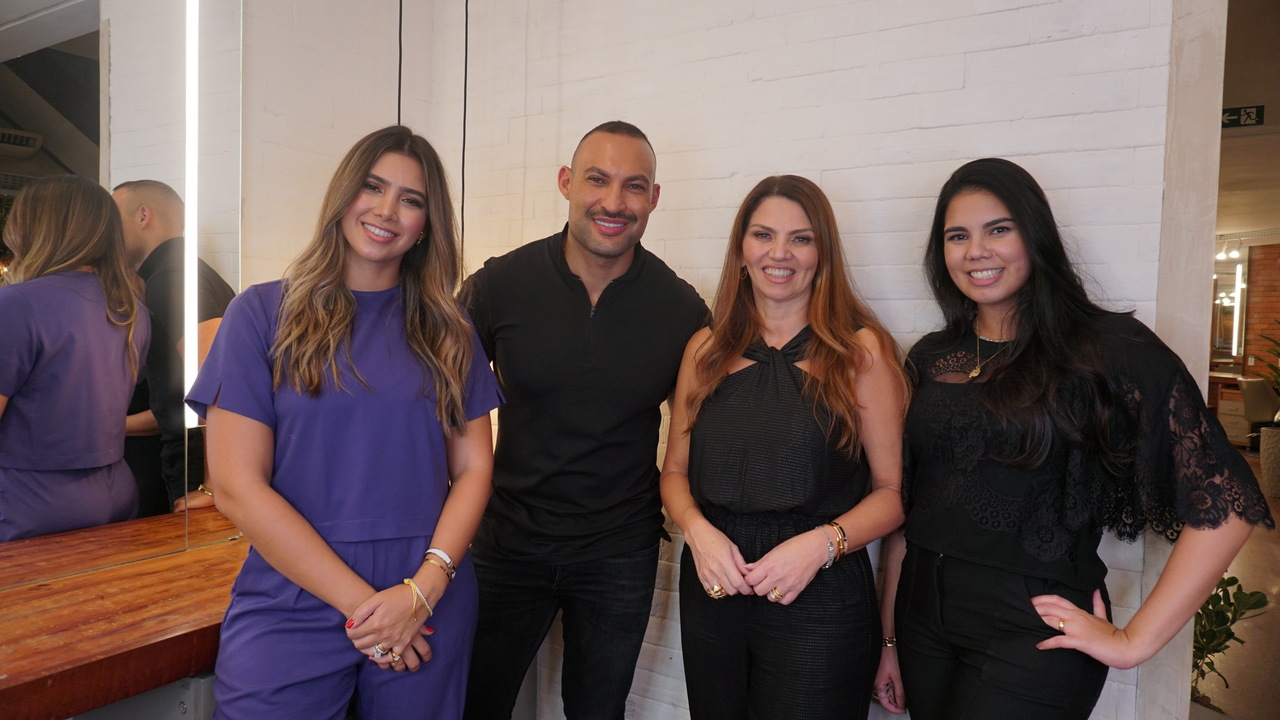 Mechas criativas: Hair Stylist Romeu Felipe realiza curso na Casa Linda Cor