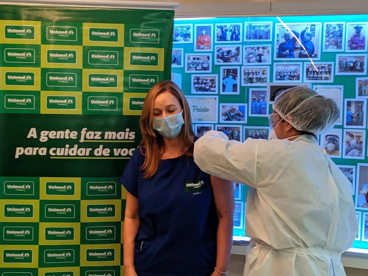 Profissionais da linha de frente do combate à Covid-19 do Hospital Unimed começam a ser vacinados nesta quinta-feira (21)
