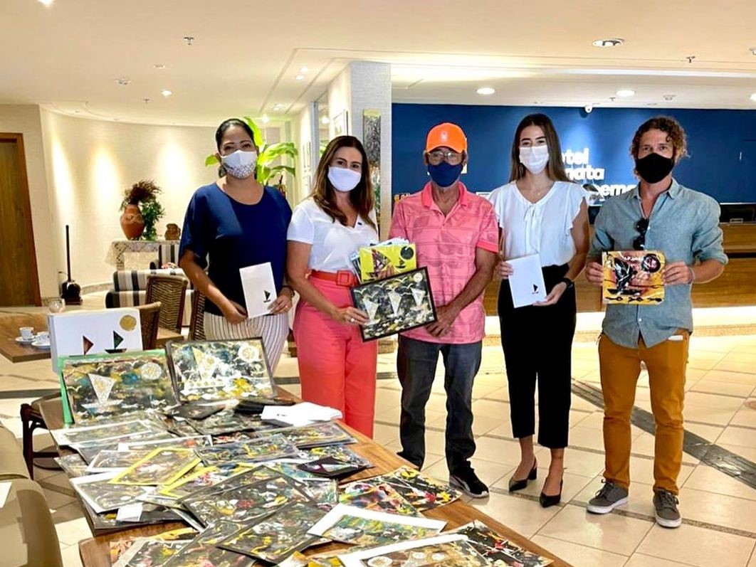 Artista plástico presenteia crianças hospedadas no Sonata de Iracema com brinquedos feitos a partir da coleta seletiva do Hotel