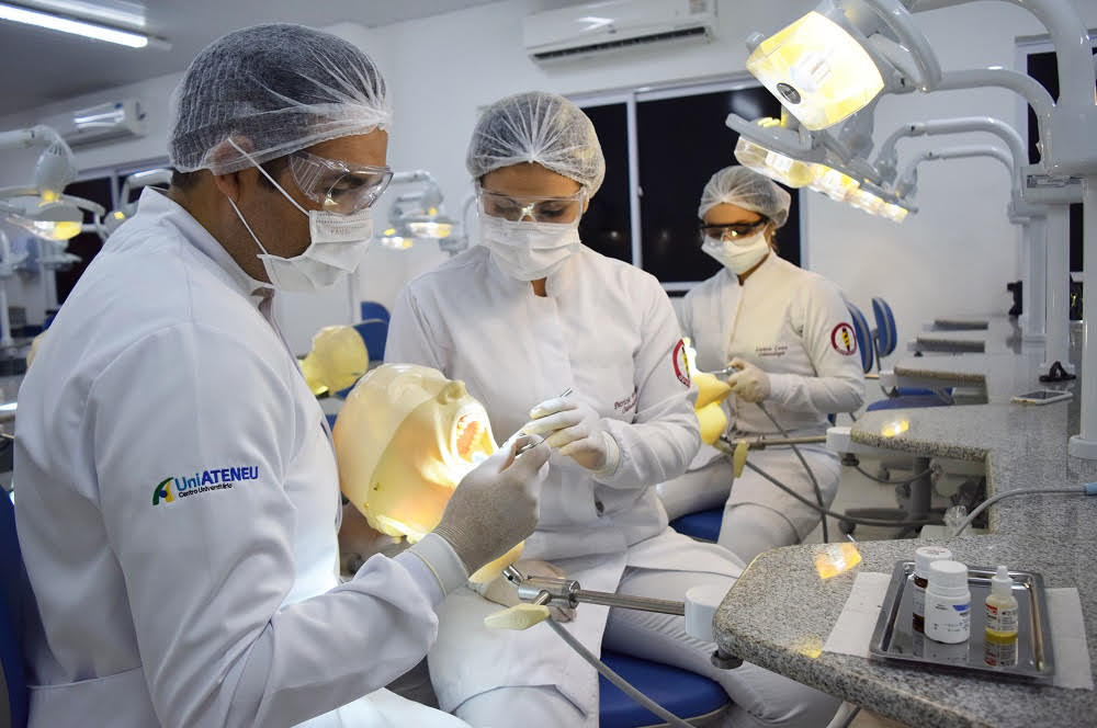 Odontologia na UniAteneu se destaca por tecnologia, professores qualificados e apoio ao aluno