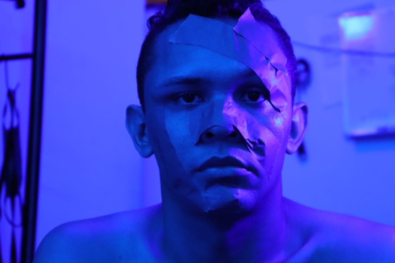 Vídeo-série teatral de ator cearense denuncia homofobia através de histórias