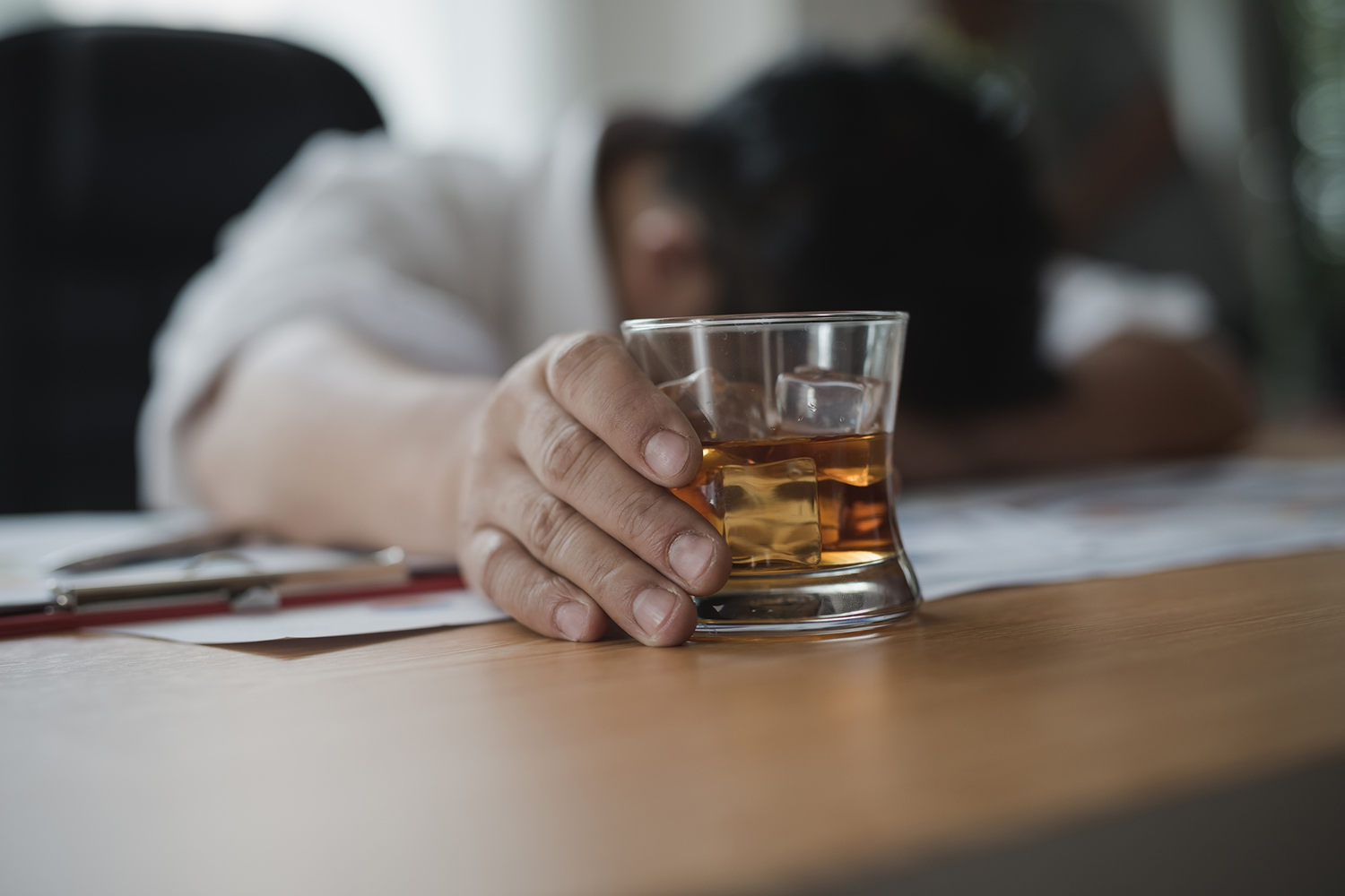 Alcoolismo: efeitos do excesso de bebida, preconceito e desinformação
