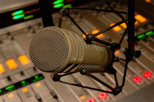 UNINASSAU realiza transmissão de programa de rádio em shopping