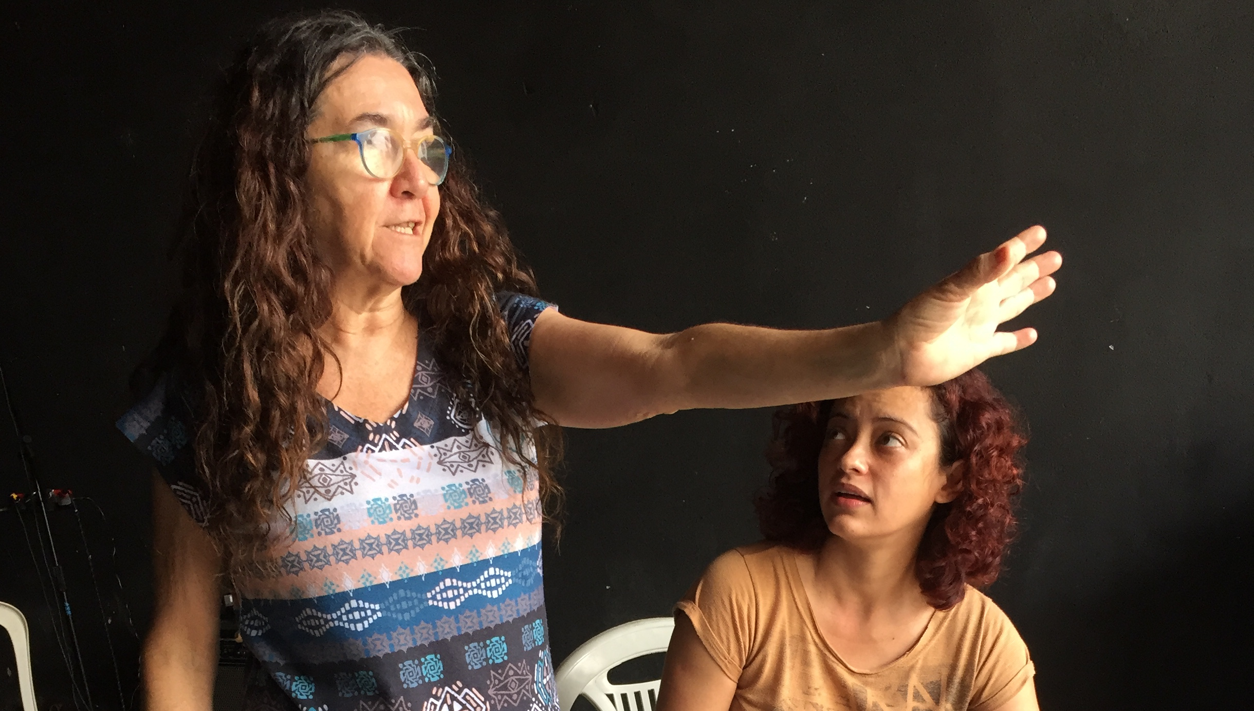Memórias de processos criativos assinados por Herê Aquino ganha registro em livro, exposição e documentário