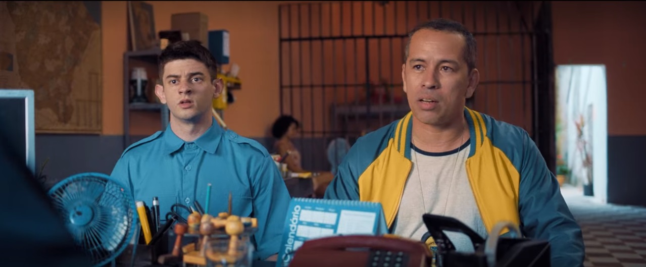 Victor Alen vive o policial Toninho em “Cabras da Peste” nova comédia da Netflix que está em 1º lugar no ranking da plataforma entre os filmes mais vistos no Brasil